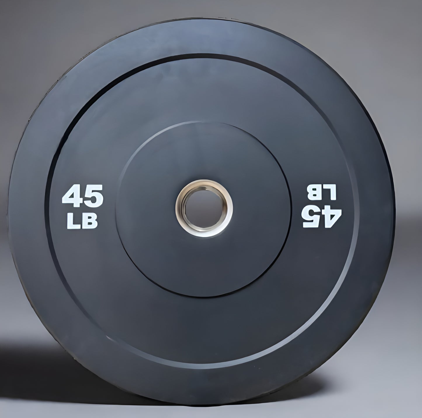 Paire de bumper plates de 45 lbs en caoutchouc noir avec insert en acier, compatibles avec barre olympique.