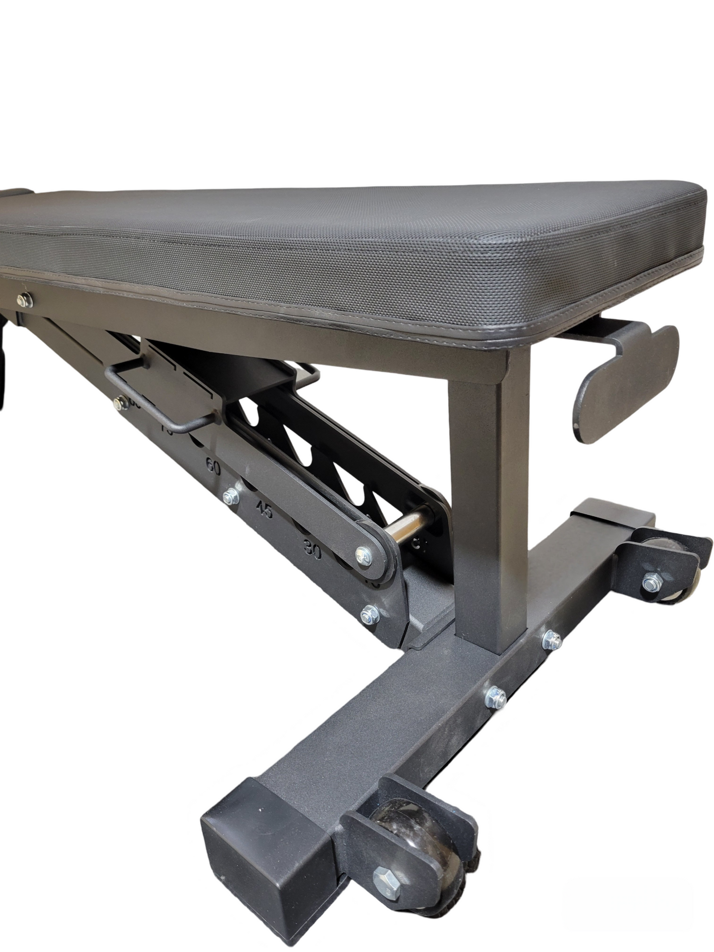 Vue rapprochée des roue de transport ainsi que du dossier du banc.