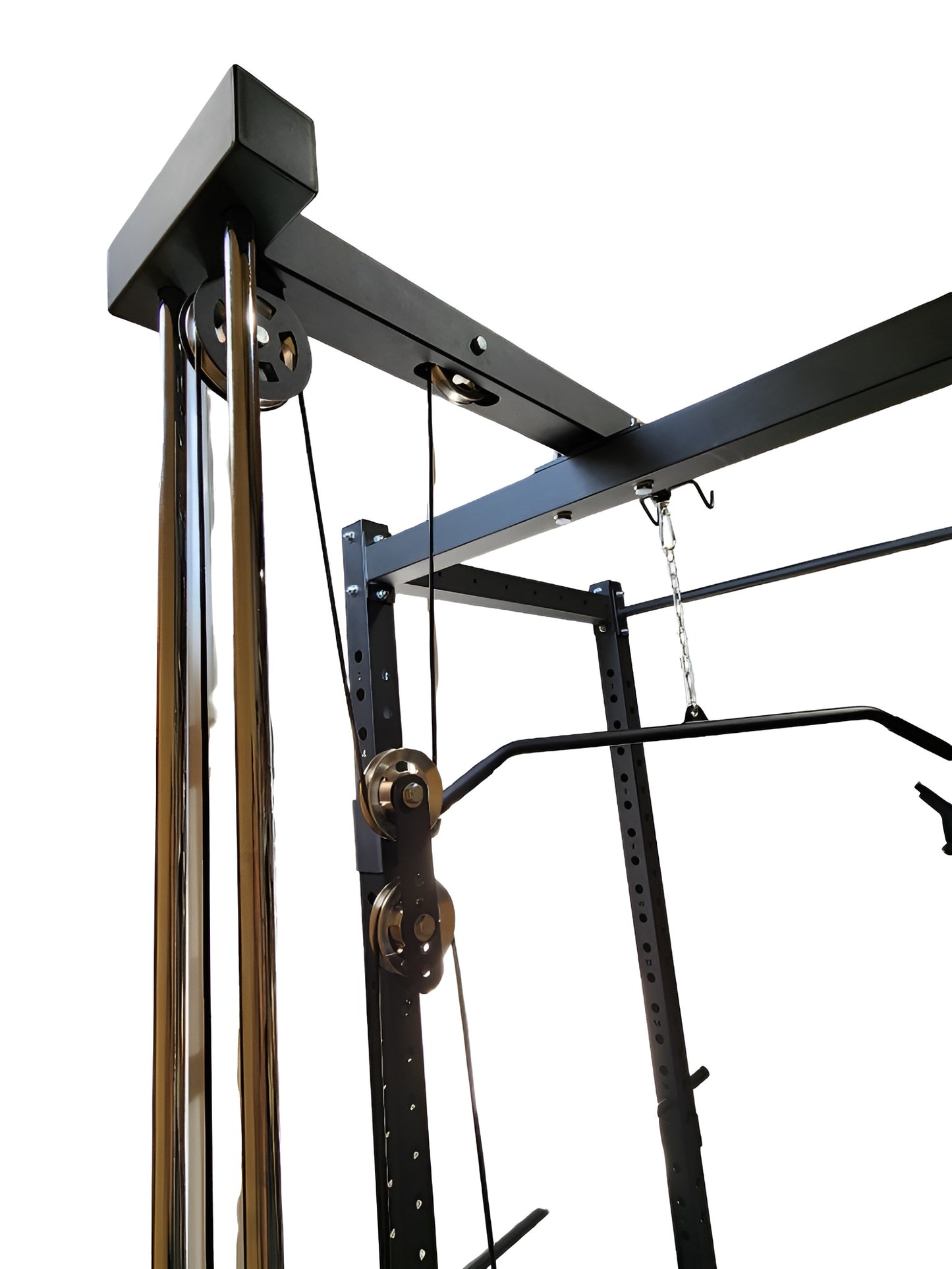 Cage d’entraînement commerciale 3x3 installée dans un gym, avec système de poulies et accessoires.
