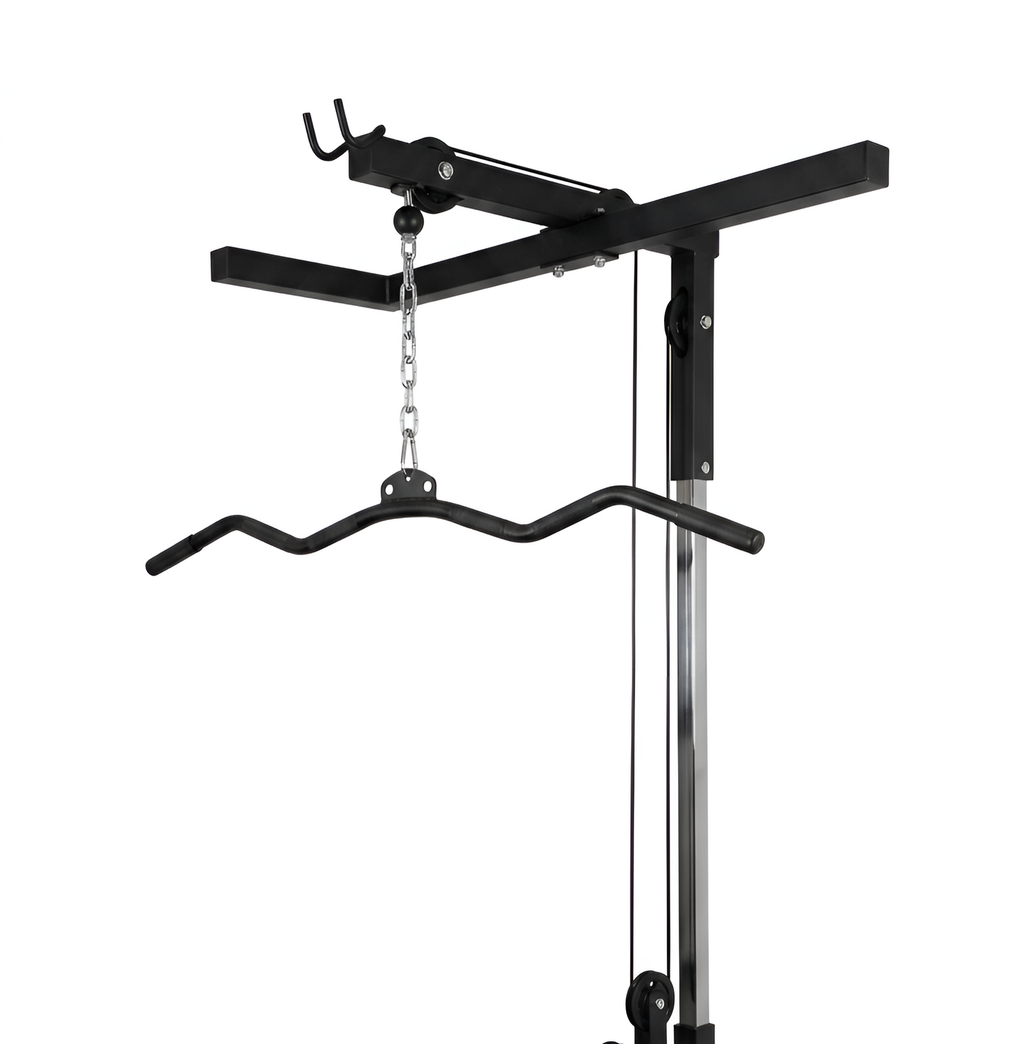 Vue rapprochée du mécanisme de poulie haute pour cage à squat 2x2 HALT3R Fitness. Barre de tirage coudée (lat bar) noire, câble avec gaine protectrice et mousqueton accrochés à la potence supérieure de la structure en acier noir.