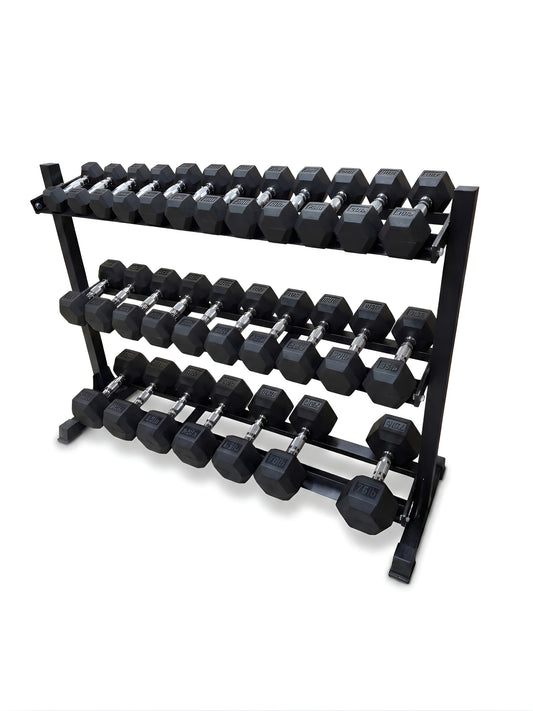 Vue de face inclinée d'un râtelier de rangement à trois tablettes contenant un ensemble complet d'haltères hex de 10 à 70 lb HALT3R Fitness.