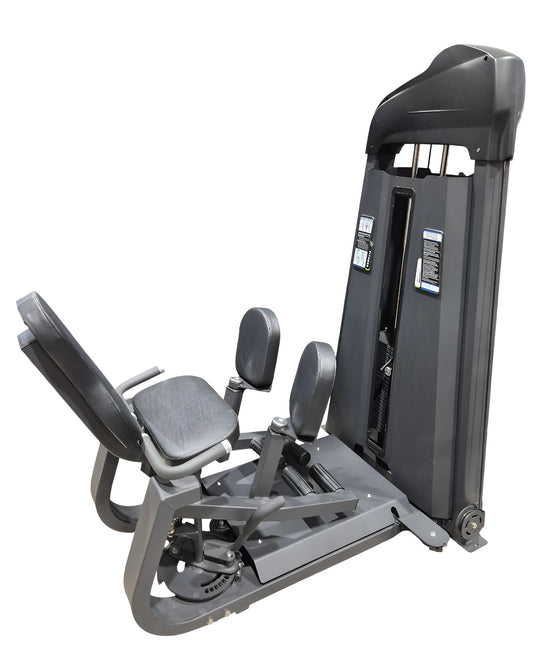 Vue de profil de la machine combo abducteur / adducteur commerciale, montrant son siège ergonomique, ses coussinets pour les jambes et sa colonne de poids intégrée sur fond blanc.