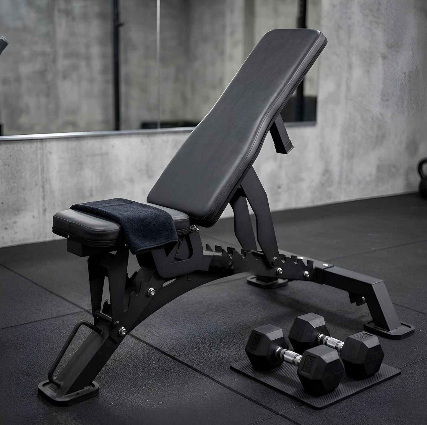 Mise en situation du banc Deluxe Heavy Duty dans un gym à domicile haut de gamme, idéal pour l'entraînement à la barre ou aux haltères.