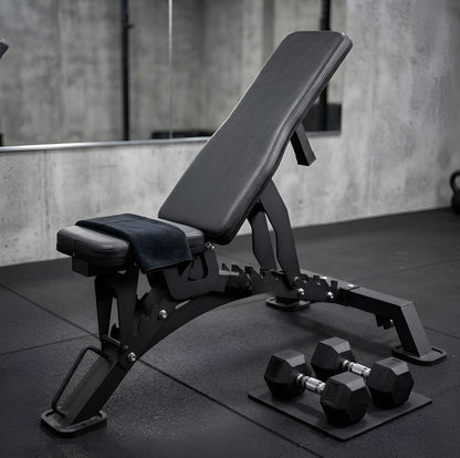 Mise en situation du banc Deluxe Heavy Duty dans un gym à domicile haut de gamme, idéal pour l'entraînement à la barre ou aux haltères.