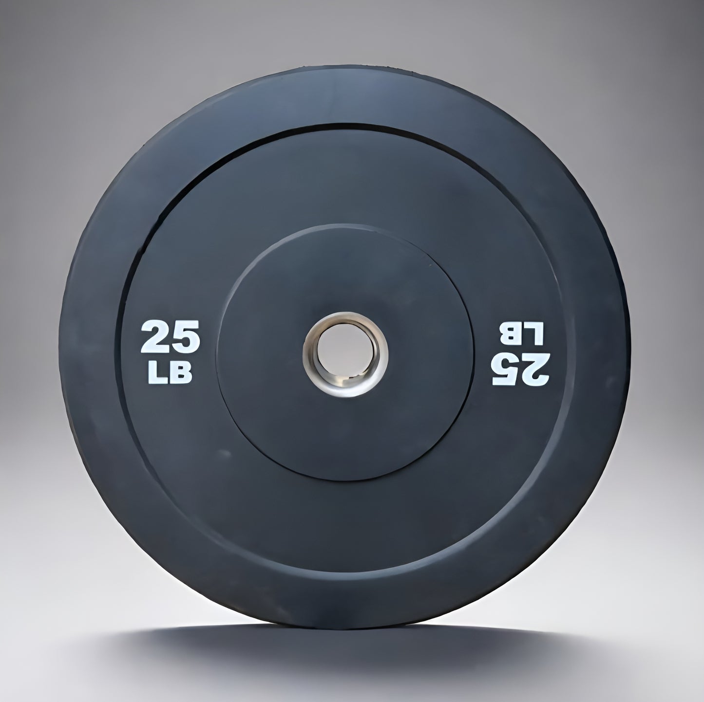 Bumper plates de 25 lbs avec surface lisse et logo en relief, adaptées à un usage résidentiel ou commercial.
