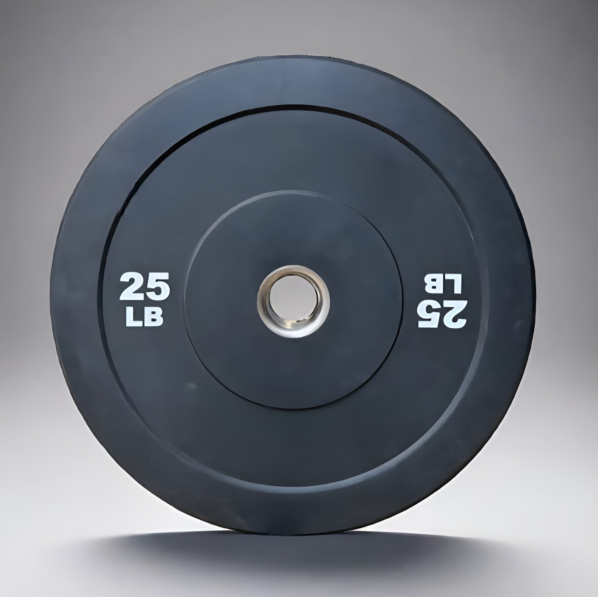 Bumper plates de 25 lbs avec surface lisse et logo en relief, adaptées à un usage résidentiel ou commercial.