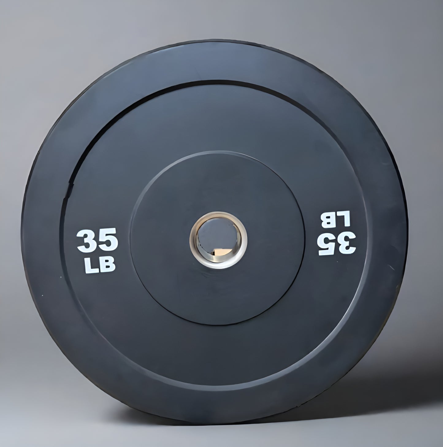 Paire de bumper plates de 35 lbs durables en caoutchouc, conçues pour l’entraînement de musculation et d’haltérophilie.