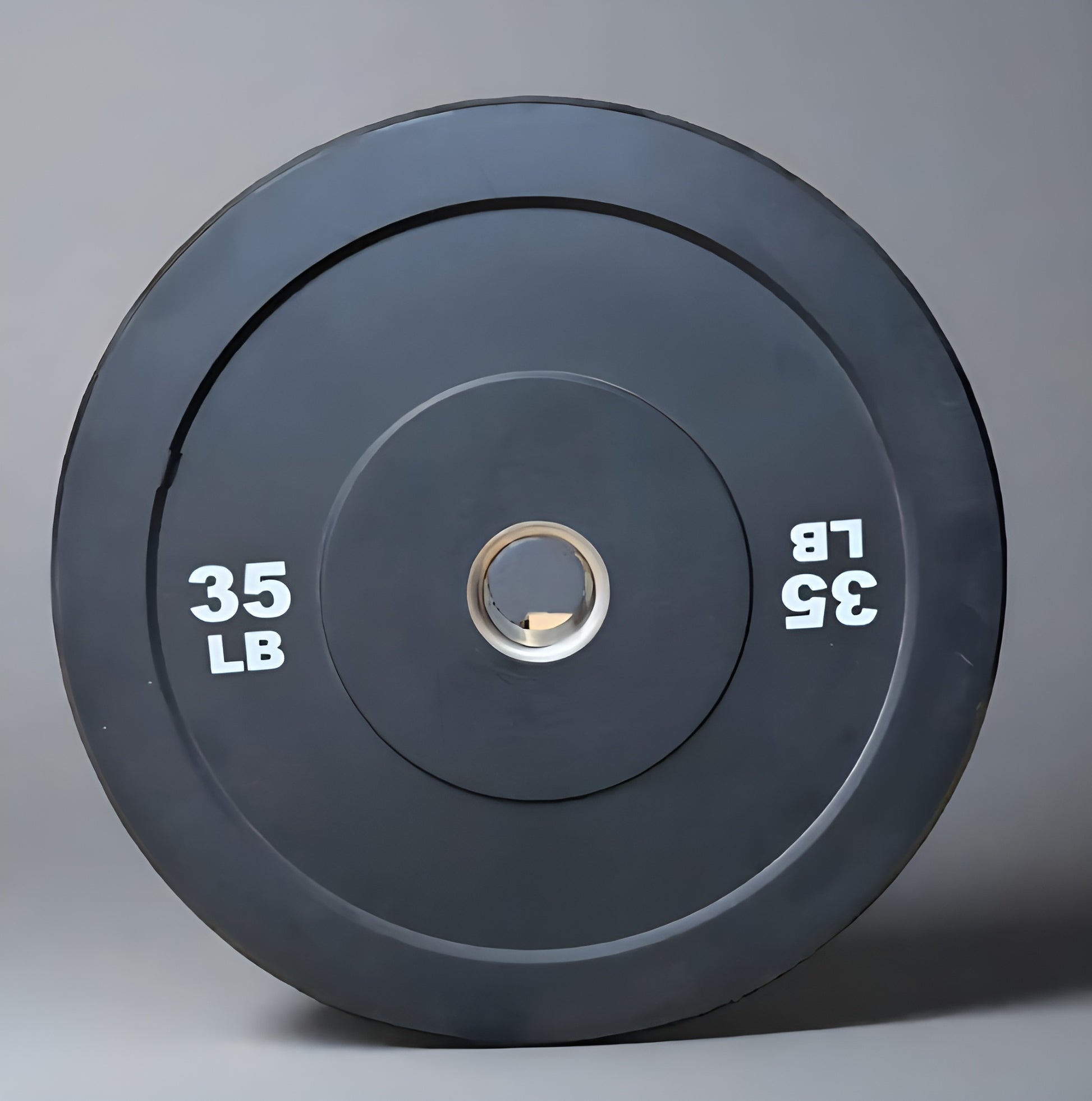 Paire de bumper plates de 35 lbs durables en caoutchouc, conçues pour l’entraînement de musculation et d’haltérophilie.