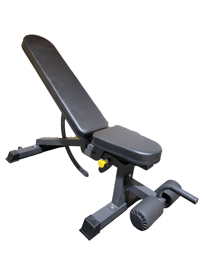 Banc d’entraînement ajustable noir avec support pour les jambes et poignée, vue en perspective trois quarts sur fond blanc.