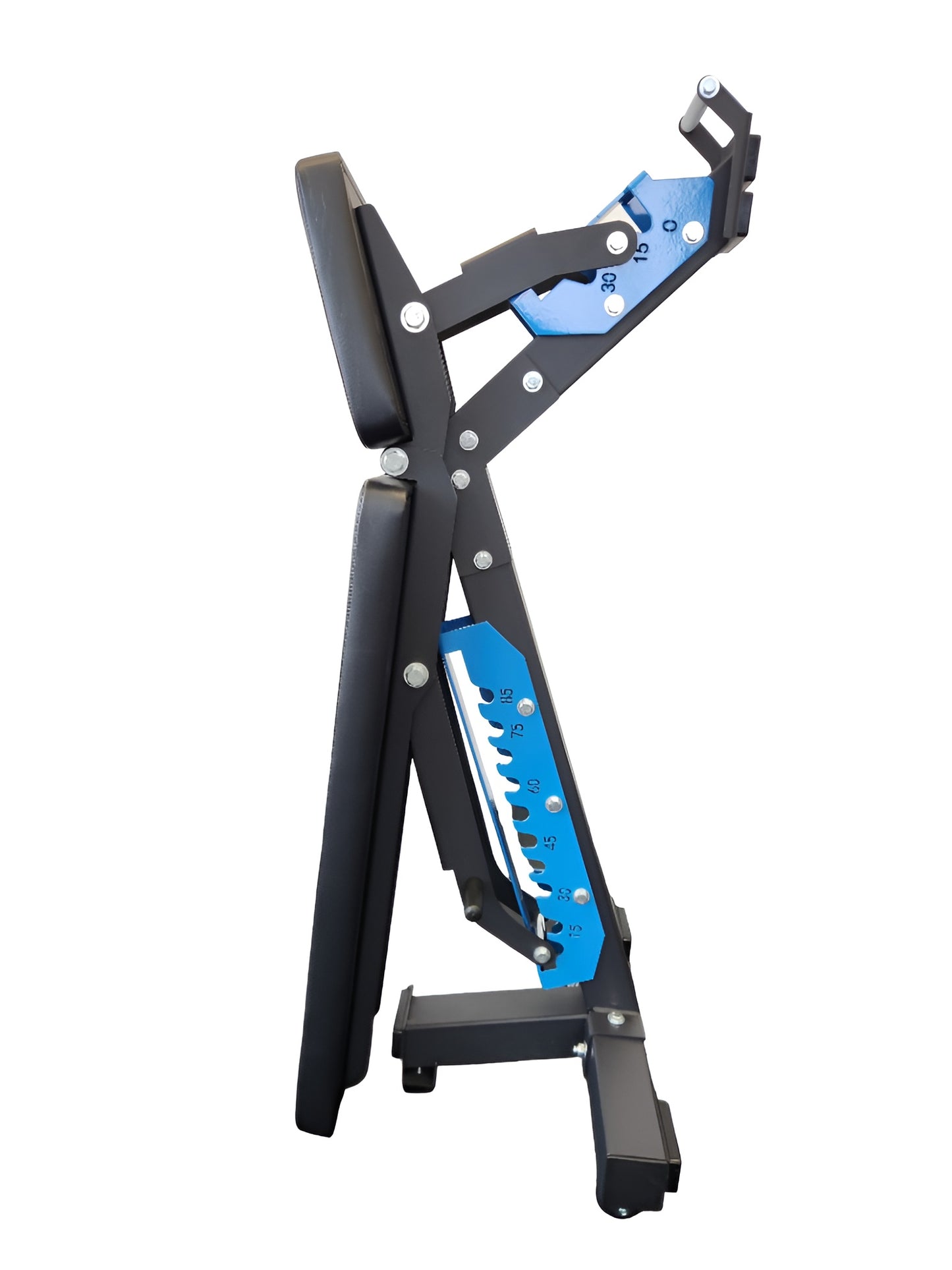 Le banc d'entraînement HALT3R positionné verticalement pour économiser de l'espace dans un garage ou un gym à domicile.