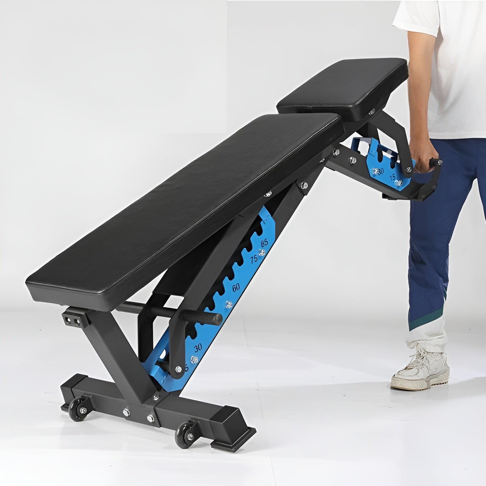 Utilisateur déplaçant facilement le banc de musculation lourd grâce aux roues de transport intégrées et à la poignée ergonomique.