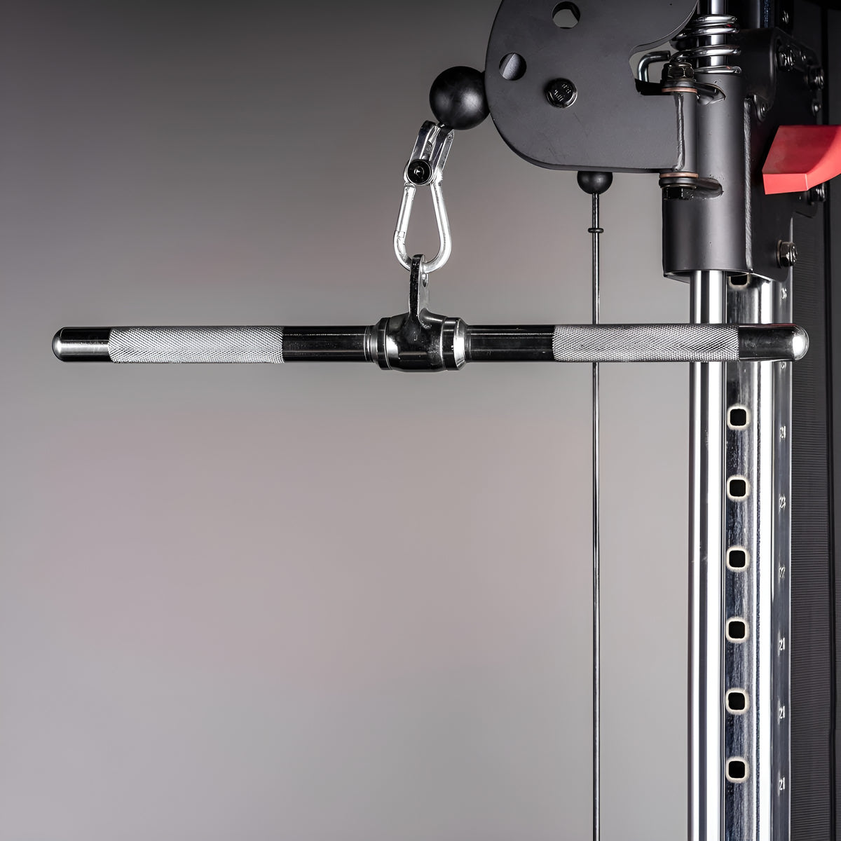 Barre droite Pulldown 20 po en acier chromé attachée à une machine à poulie ajustable avec mousqueton.