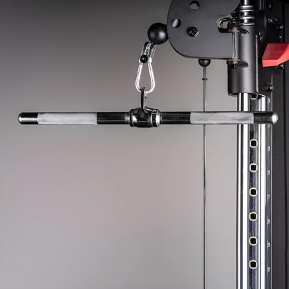 Barre droite Pulldown 20 po en acier chromé attachée à une machine à poulie ajustable avec mousqueton.
