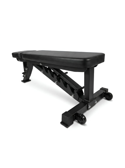 Banc de musculation plat avec roues de transport, vue arrière droite sur fond blanc.