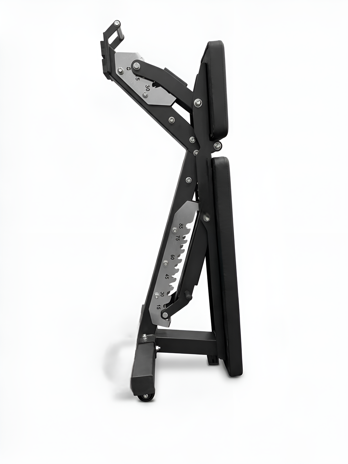 Banc d'entraînement ajustable commercial rangé à la verticale pour optimiser l'espace dans un gym.