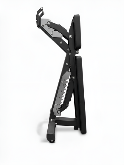 Banc d'entraînement ajustable commercial rangé à la verticale pour optimiser l'espace dans un gym.