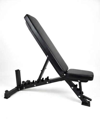 Banc de musculation ajustable noir, profil incliné, idéal pour l'entraînement en salle ou à domicile.