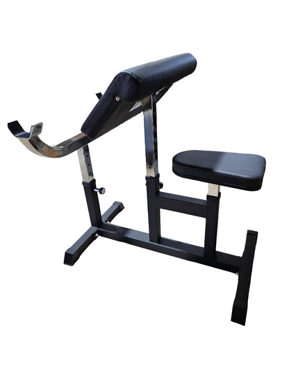 Bench preacher curl vu de dos. L'outil parfait pour attaquer les biceps.