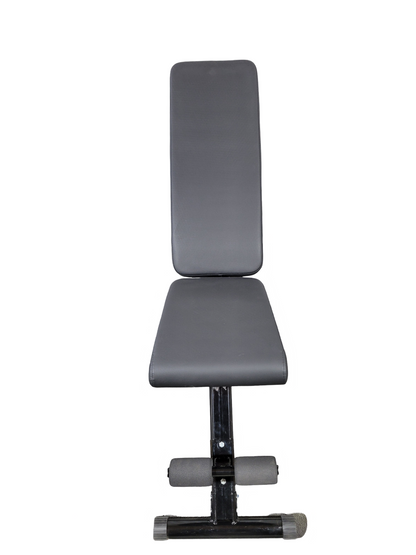 Prise de vue de face du banc ajustable régulier permettant de constater la qualité des cuirs de l'assise.