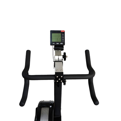 Gros plan détaillé du guidon multipositions et du moniteur de performance du Bike Erg HALT3R Fitness.