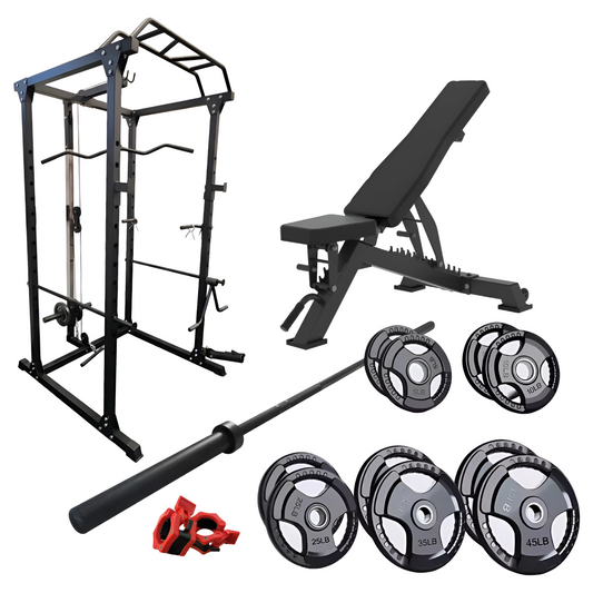 Vue d'ensemble du « Bundle expert », un kit de musculation complet composé d'une cage à squat noire robuste avec poulies, d'un banc de musculation réglable, d'une barre olympique noire, et de plusieurs paires de disques de poids en fonte (5, 10, 25, 35 et 45 LB) ainsi que des colliers de serrage rouges. Idéal pour home gym.