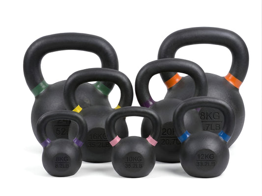 Une collection de sept kettlebells en fonte de différentes tailles, disposés en deux rangées sur un fond blanc. Chaque kettlebell a une poignée avec une bande de couleur différente et le poids est gravé sur le corps de l'outil. Les poids vont de 8 kg à 28 kg.