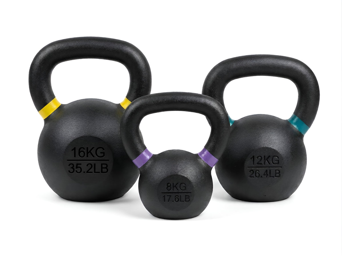 Un gros plan de trois kettlebells en fonte sur un fond blanc. Le kettlebell du milieu est le plus petit et a une bande de couleur violette. Le kettlebell de gauche est le plus grand et a une bande de couleur jaune. Le kettlebell de droite est de taille moyenne et a une bande de couleur turquoise. Les poids de 8 kg, 12 kg et 16 kg sont gravés sur les kettlebells.