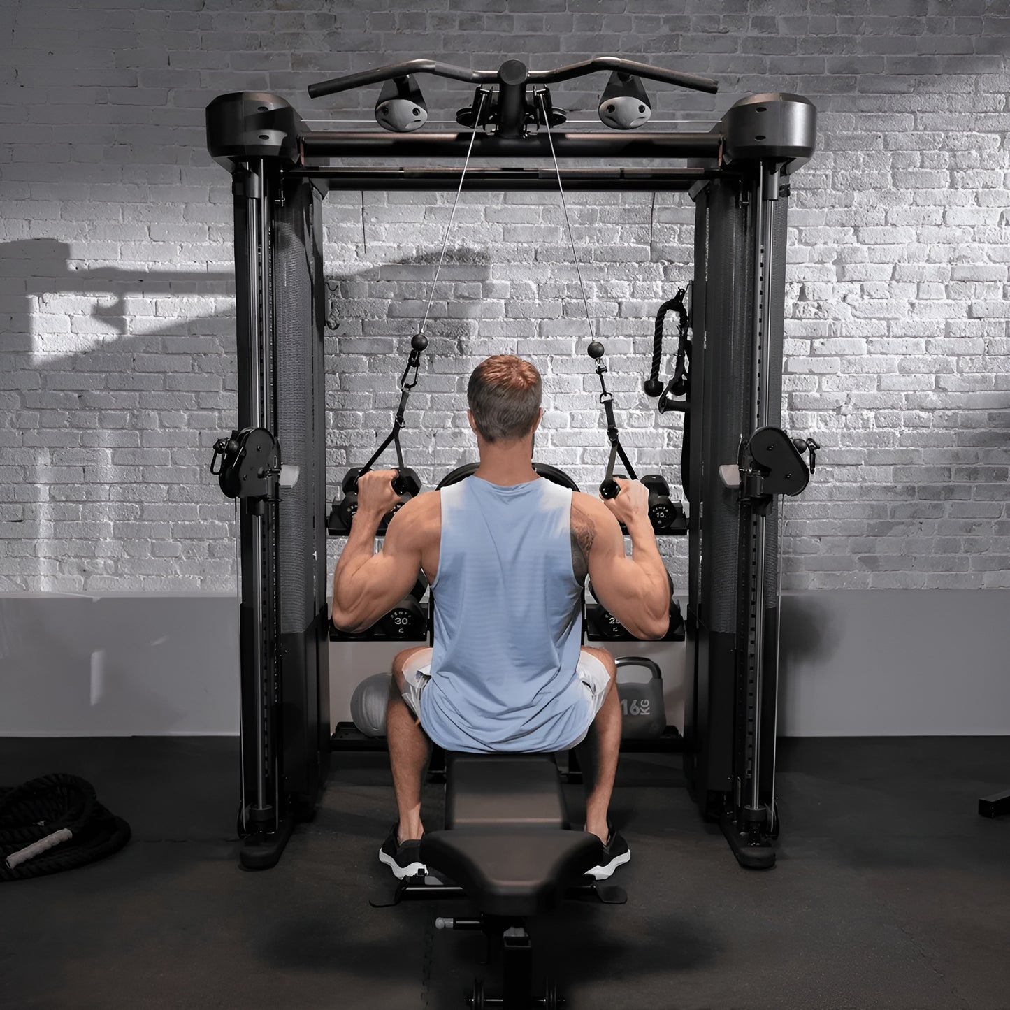 Utilisation du banc de musculation ajustable avec l'unité Inspire FT2 Pro pour des exercices de force.