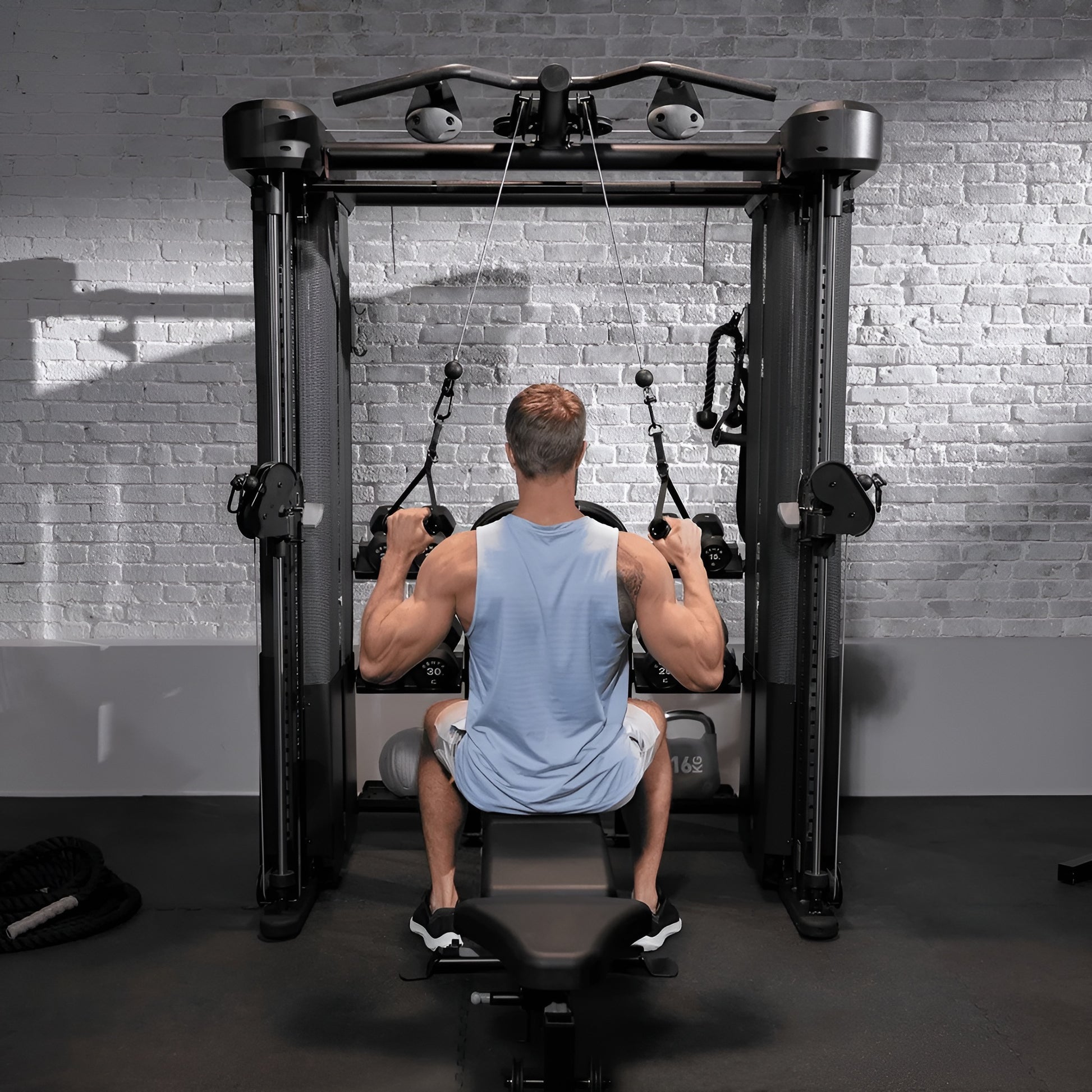 Utilisation du banc de musculation ajustable avec l'unité Inspire FT2 Pro pour des exercices de force.