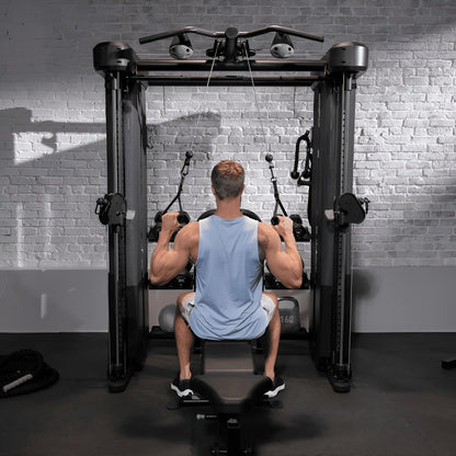 Utilisation du banc de musculation ajustable avec l'unité Inspire FT2 Pro pour des exercices de force.