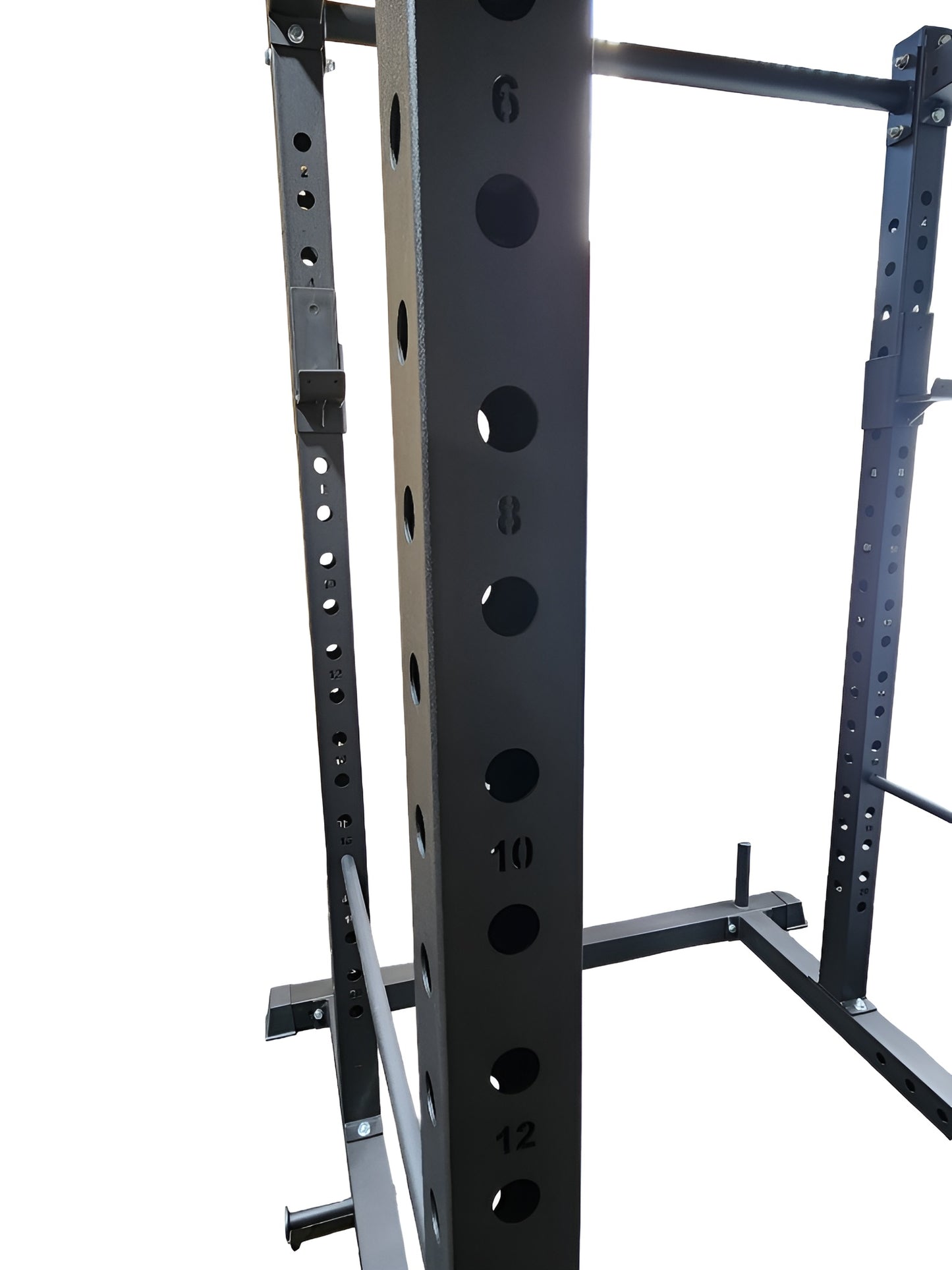 Accessoires inclus avec la cage commerciale 3x3 : barre lat pulldown, barre courte, J-Hooks, barres de sécurité et studs universels.