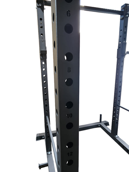 Accessoires inclus avec la cage commerciale 3x3 : barre lat pulldown, barre courte, J-Hooks, barres de sécurité et studs universels.