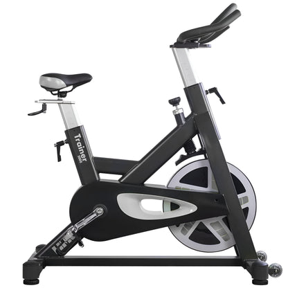Vue de profil droite du vélo de spinning noir HMC 5008 HALT3R sur fond blanc. On aperçoit le logo "Trainer 5008" sur le cadre et la roue d'inertie avec des détails blancs.