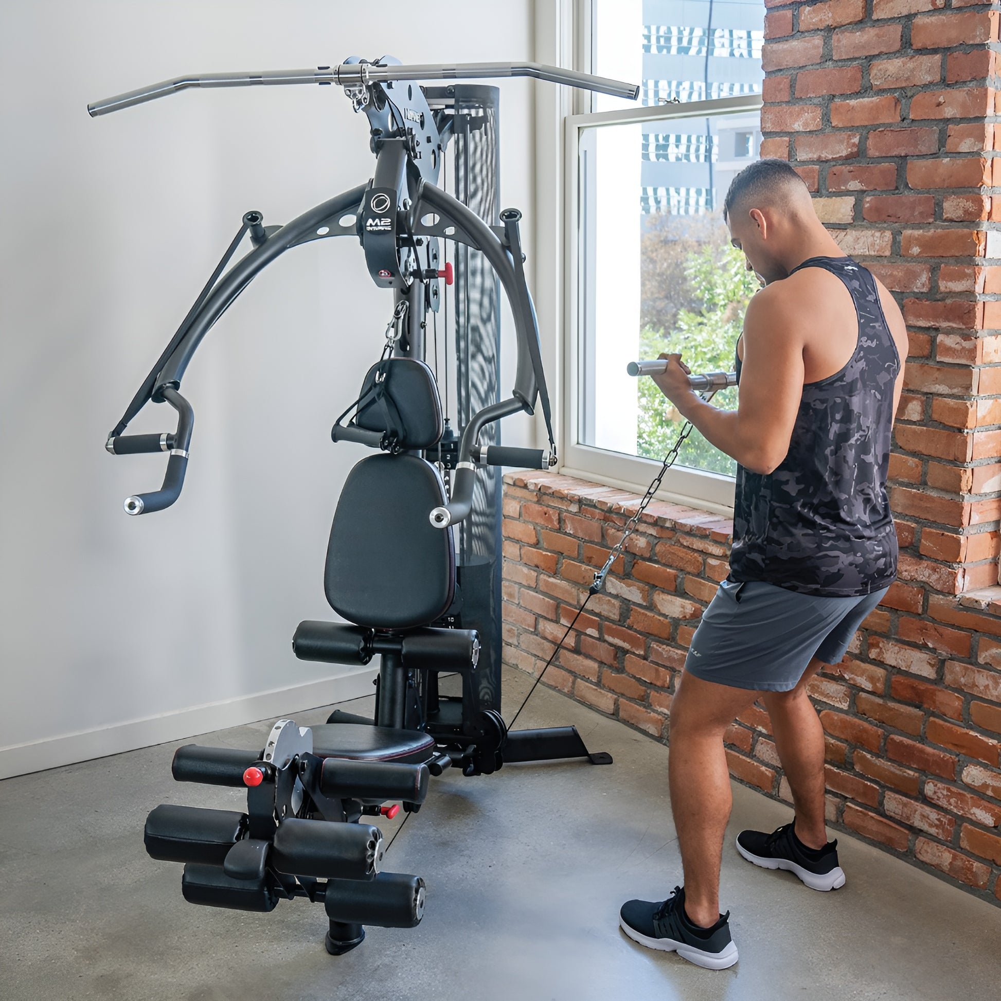 Système de poulies et bras de levier de l'Inspire M2 permettant d'effectuer des exercices de "curls" et de tirages isolés.