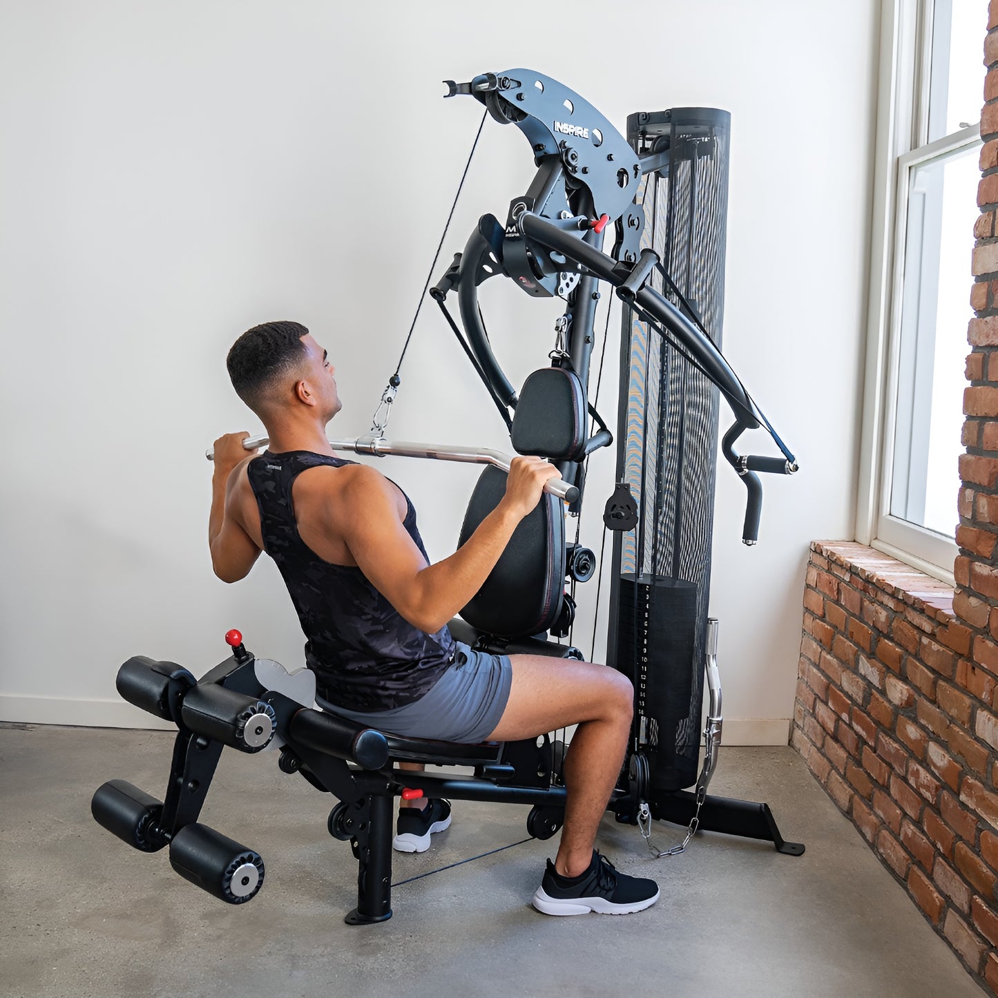 Station de tirage dorsal (Lat Pulldown) de l'Inspire M2 conçue pour le renforcement des muscles du dos.