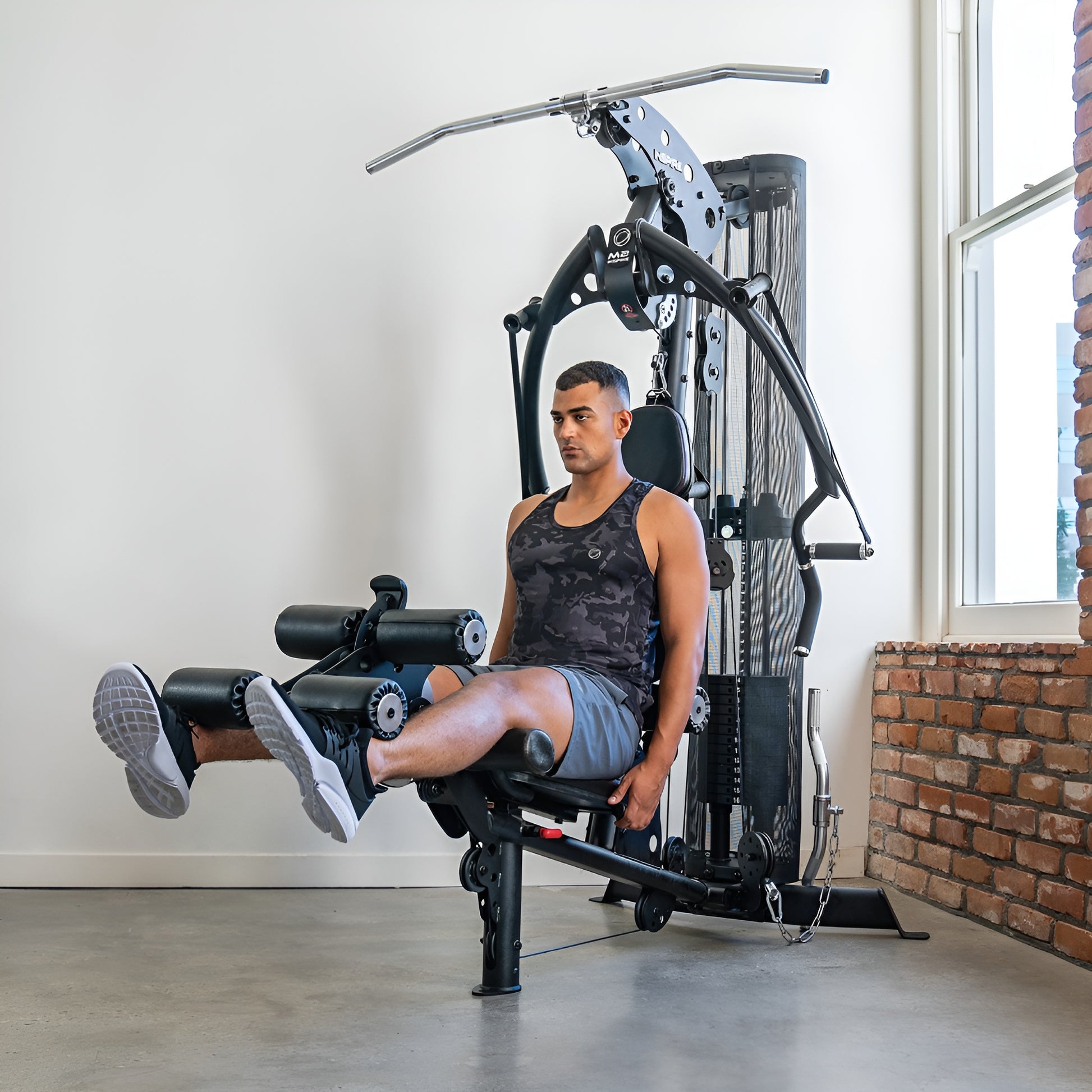 Mise en situation de la multi-station Inspire M2 dans un environnement de gym à domicile moderne et compact.