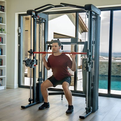 Exercice de squat effectué en toute sécurité avec la barre Smith guidée et sélectorisée du Inspire SF3.