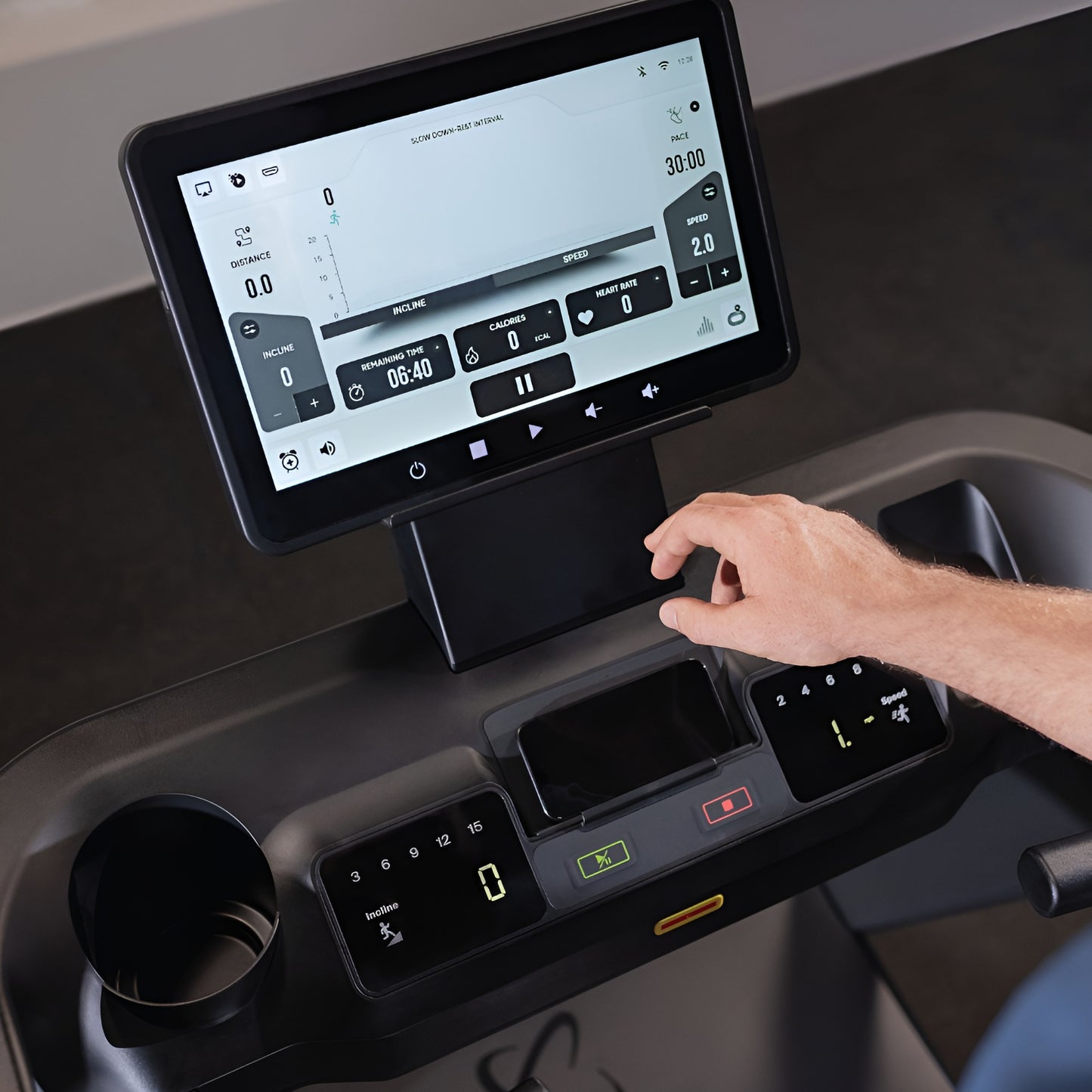 Écran multimédia de 15,6 pouces de l'Inspire T7S avec 25 programmes d'entraînement, divertissement intégré et Bluetooth.