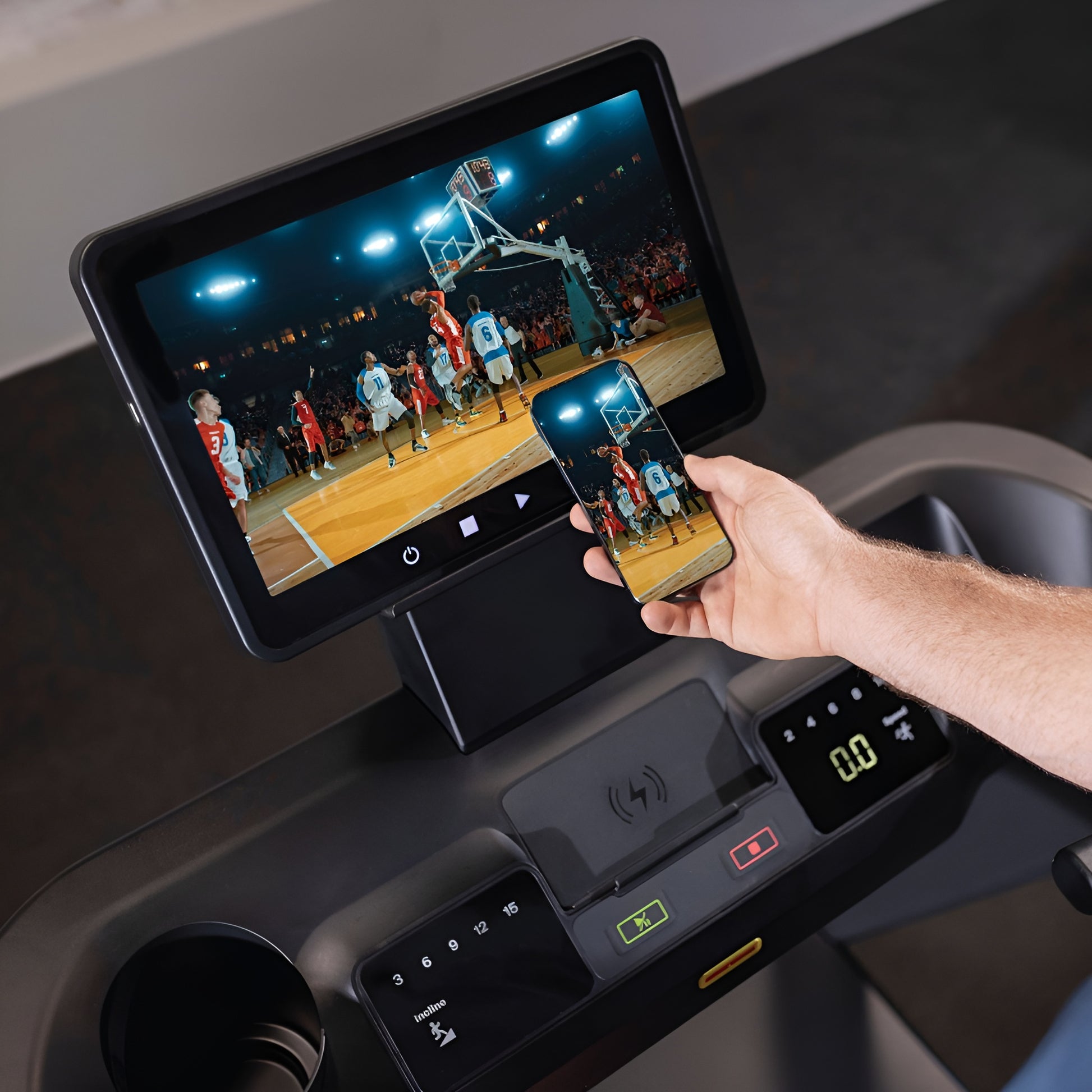 Fonction de partage d'écran (mirroring) sur le tapis roulant Inspire T7S affichant un match de basketball depuis un téléphone.