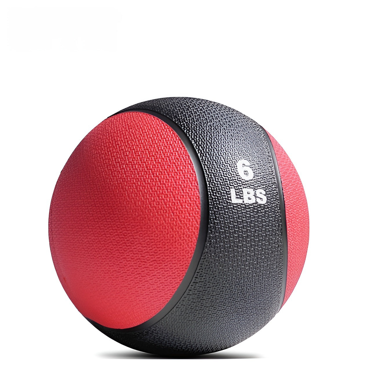 Gros plan sur un medicine ball en caoutchouc montrant la texture antidérapante et la couture