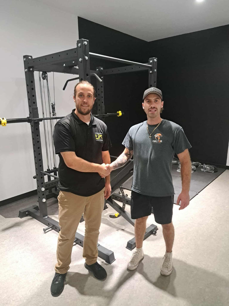 Poignée de main signifiant l'entente entre Physiothérapie LPS et HALT3R Fitness pour la conception du gym. 