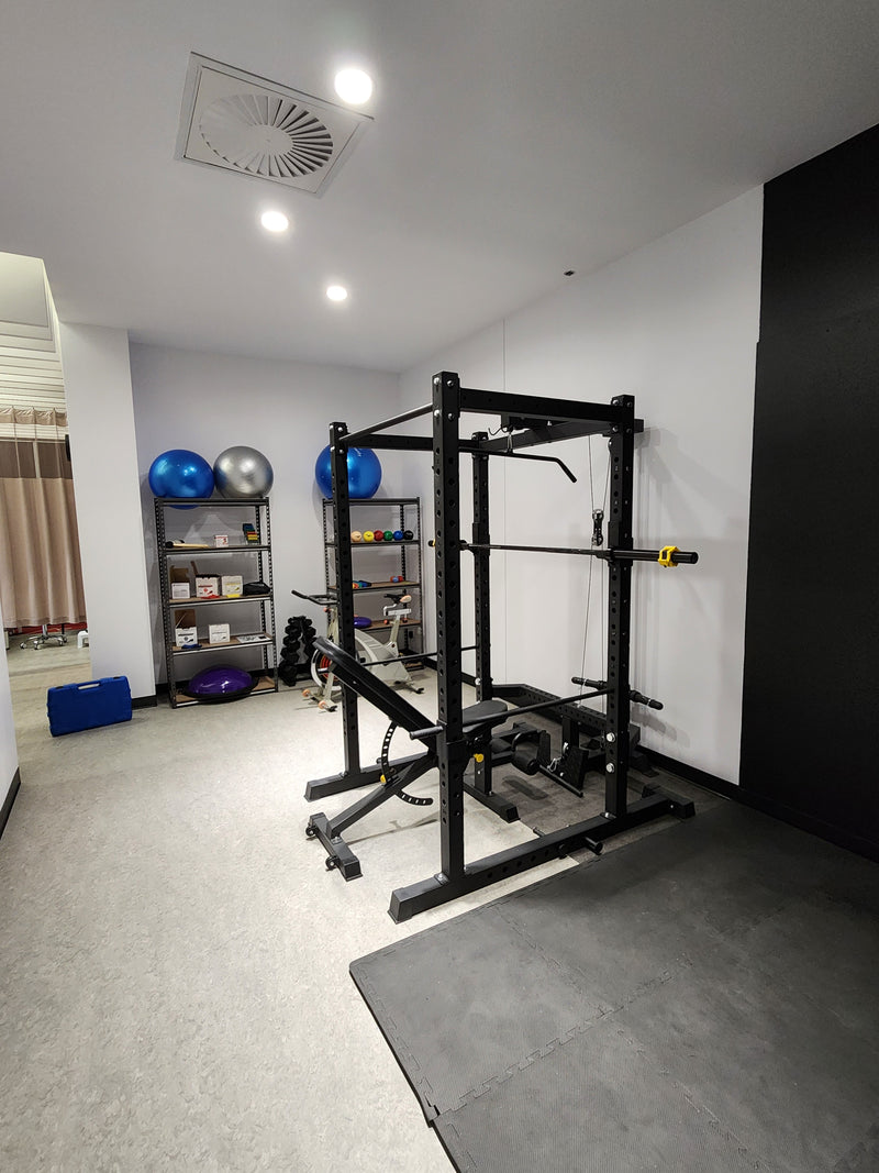 Gym de clinique de physiothérapie entièrement aménagée par l'équipe HALT3R Fitness à Trois-Rivières.