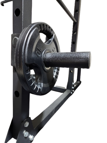 Image d'un support à plaques olympiques 2po, installé sur une cage 2x2 démontrant son inclinaison et sa fonctionnalité avec une plaque installée dessus.