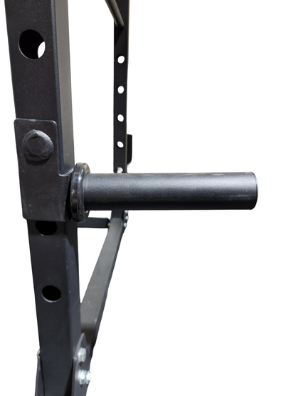 Image d'un support à plaques olympiques 2po, installé sur une cage 2x2 démontrant son inclinaison et sa fonctionnalité.