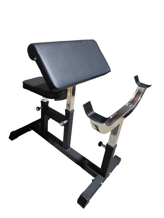 Banc preacher curl sous toute sa grandeur démontrant la possibilité de bien cibler les biceps à l'entrainement. 