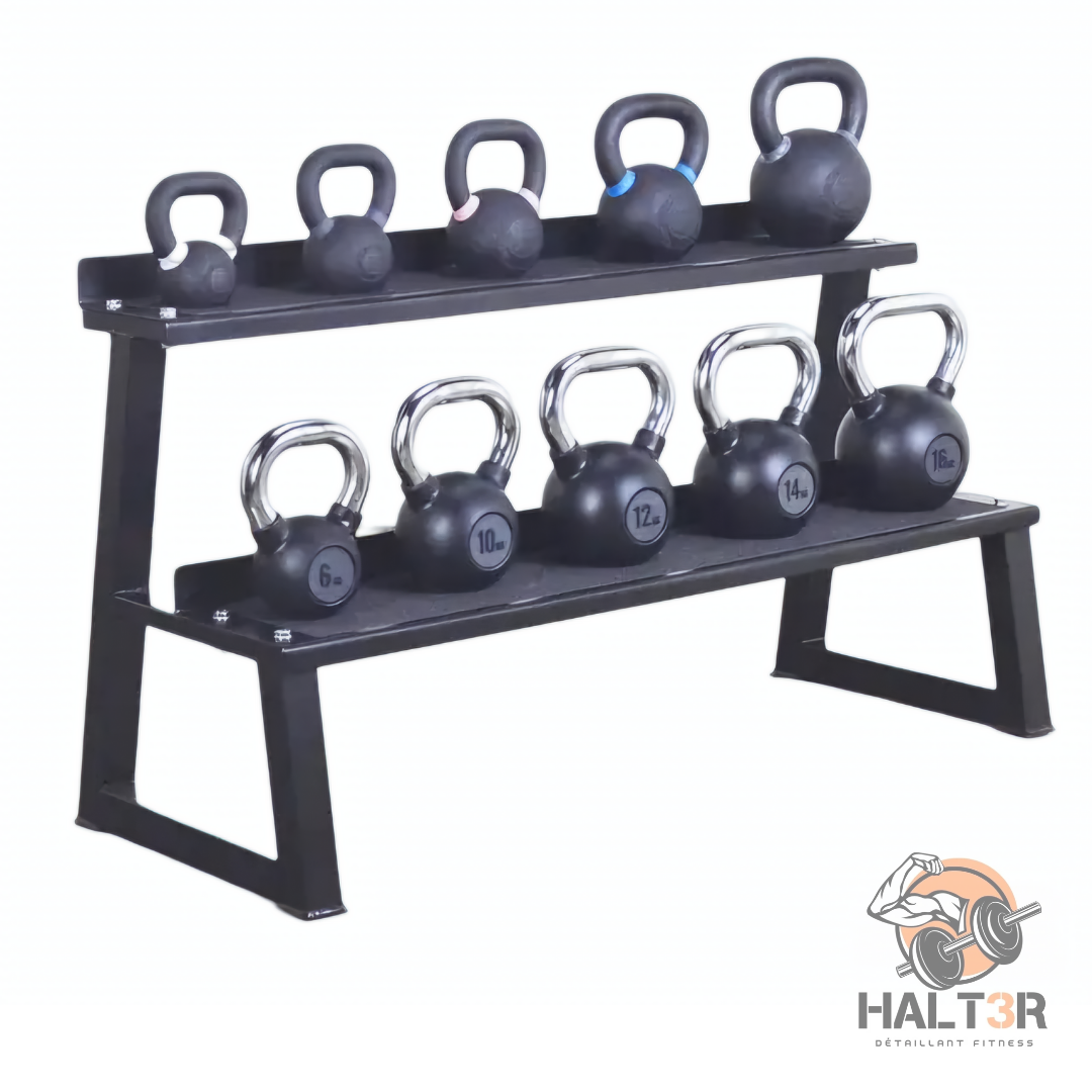 Démonstrateur mettant en scène le support à poids sur lequel reposent une panoplie de kettlebells.