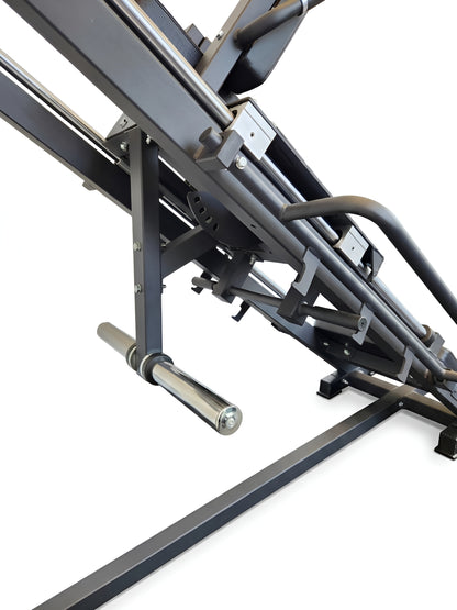 Gros plan sur les supports de rangement pour disques olympiques fixés à la base de la machine HALT3R Fitness.