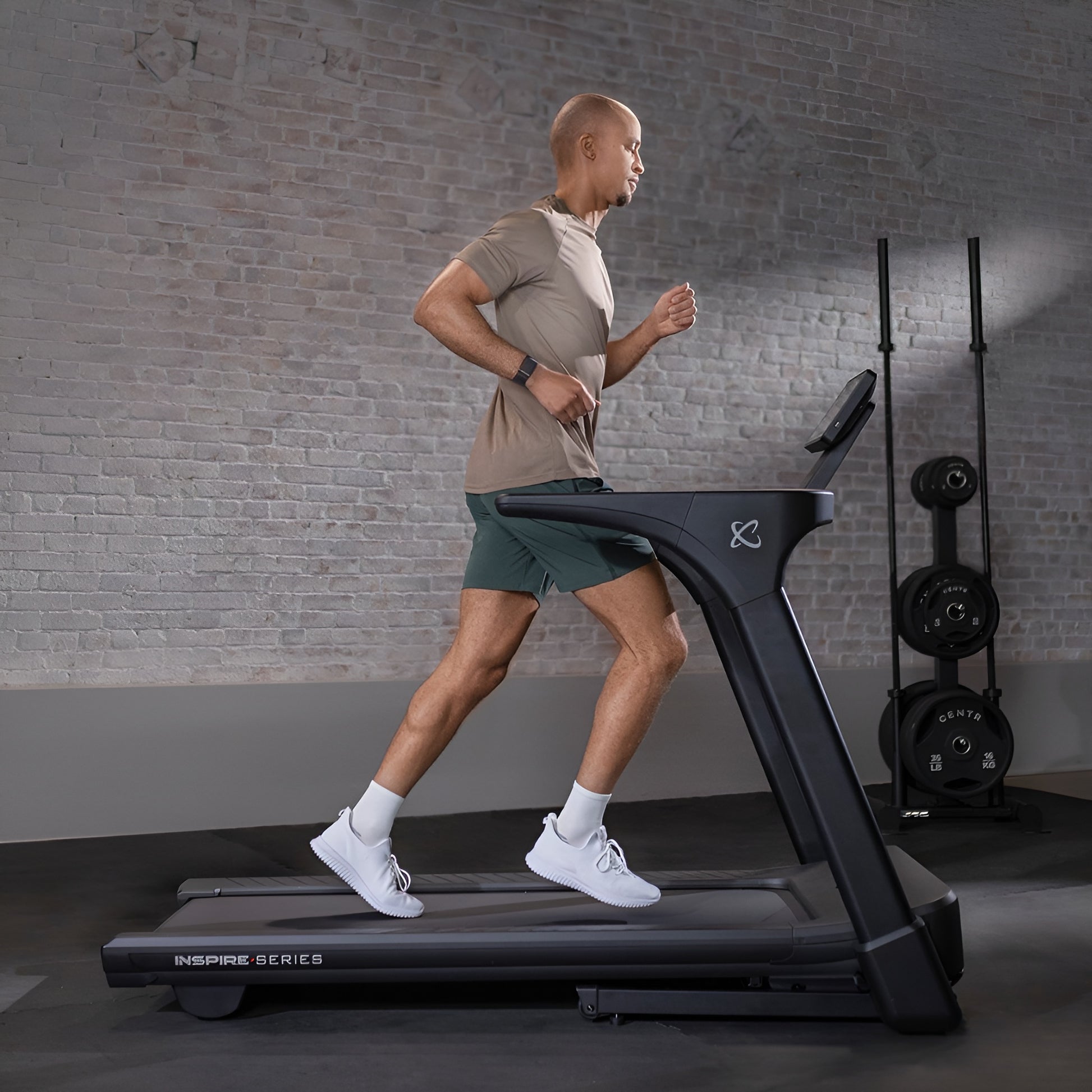 Entraînement cardio à domicile sur tapis roulant connecté avec applications multimédia