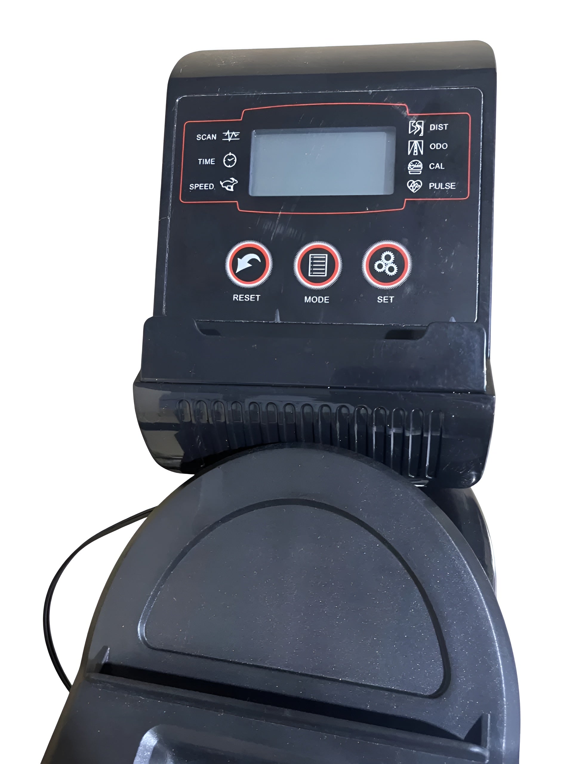 Gros plan sur la console LCD noire du vélo d'intérieur S1, sur fond blanc. L'écran affiche les fonctions Scan, Time, Speed, Dist, Odo, Cal, Pulse, et les boutons Reset, Mode, Set sont bien visibles.