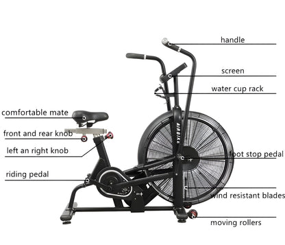 Vue de profil d'un vélo à air noir, de marque "AIRBIKE", avec une étiquette en anglais identifiant ses composants : "handle", "screen", "water cup rack", "foot stop pedal", "wind resistant blades", "moving rollers", "comfortable mate" (sic), "front and rear knob", "left an right knob" (sic), "riding pedal".